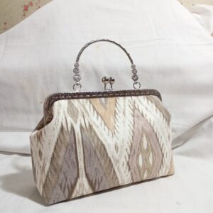 Frame kisslock clutch bag